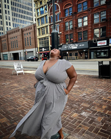 Why Travel Outfits for Curvy Women Need Special Consideration
