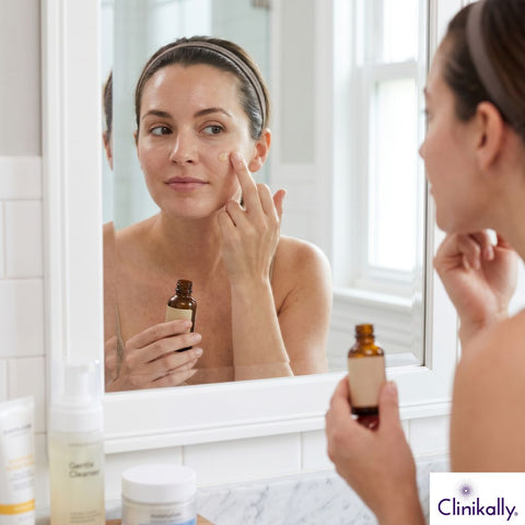 Black woman applying tretinoin pea-size moisturizer sandwich