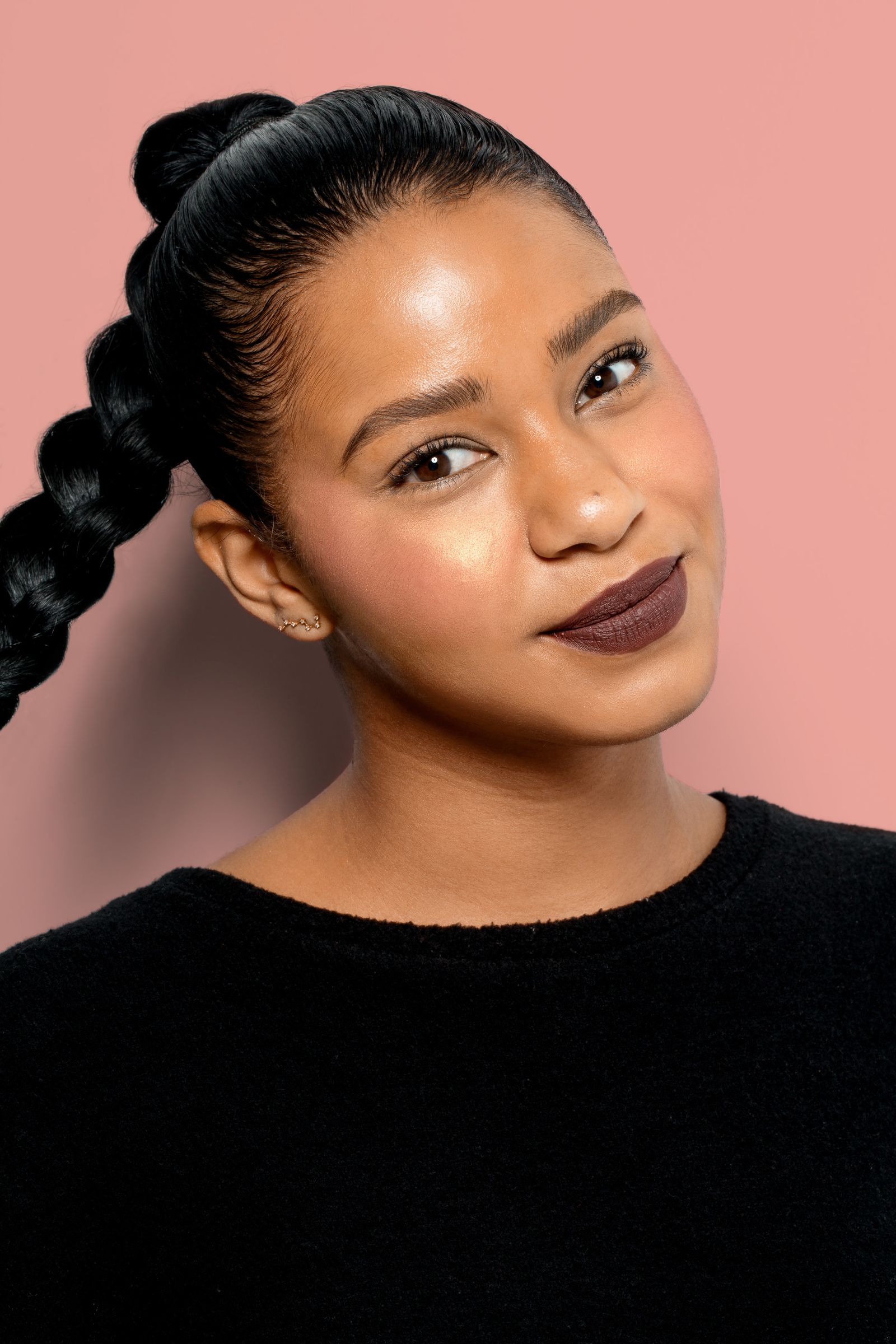 NC45 neutral-warm cheek wearing NARS powder blush in a rosy-nude shade on the apple of the cheek